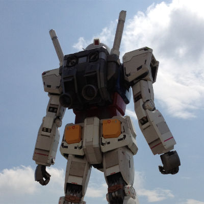 Photo of the 1:1 Gundam RX-78 in Odaiba standing in front of a slightly cloudy blue sky